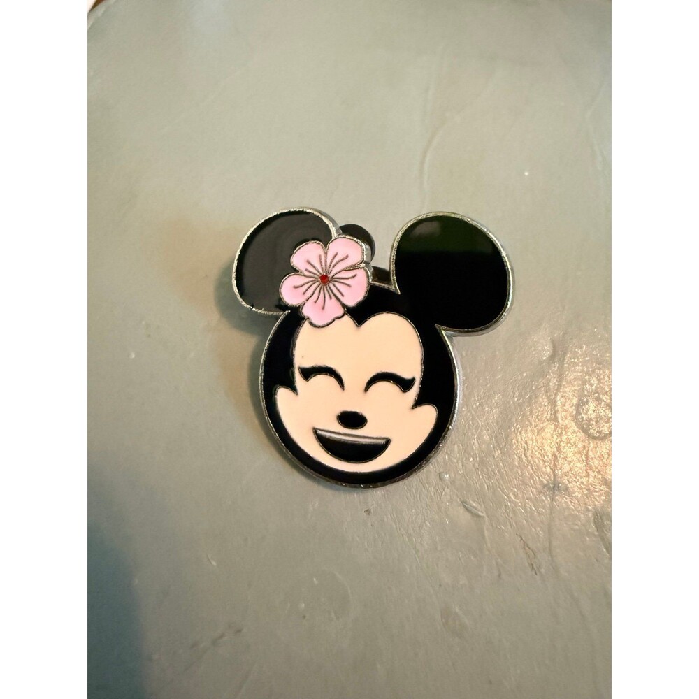 2017 Aulani Emoji Set – Minnie Mouse trading pin.